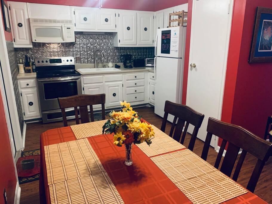 Family Friendly Downtown Home - Private Yard & Grill - Location, Location, Location! Athens Exterior photo
