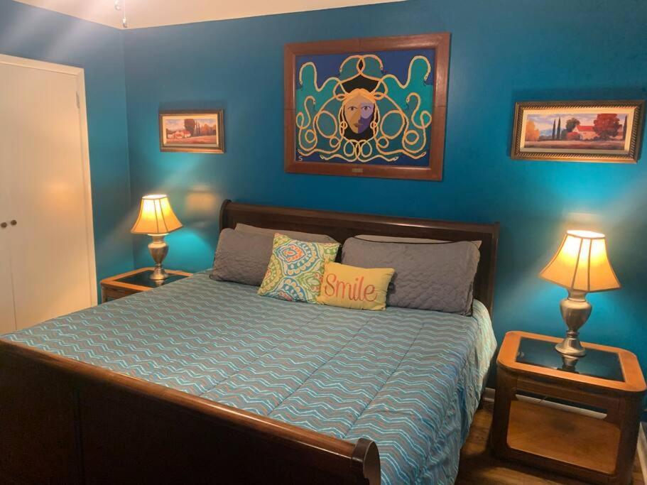 Family Friendly Downtown Home - Private Yard & Grill - Location, Location, Location! Athens Exterior photo