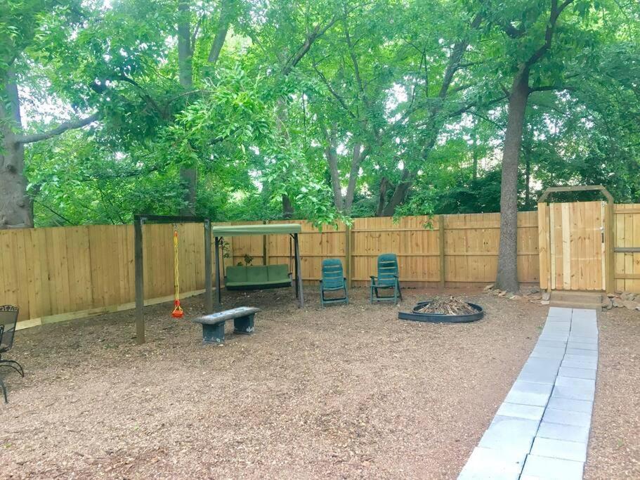 Family Friendly Downtown Home - Private Yard & Grill - Location, Location, Location! Athens Exterior photo